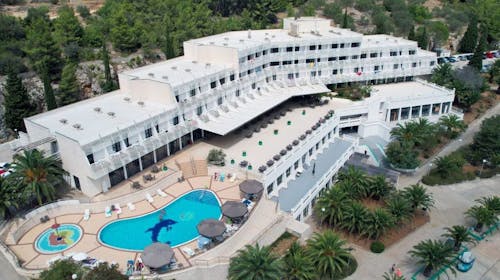 Adria All Inclusive Hotel - All inclusive odmor na Korčuli, Vela Luka, Korčula, Dalmacija, Hrvatska - 647 EUR - 5x noćenje u sobi s pogledom na park za 2 osobe (1 dijete do 6,99 godina besplatno), All inclusive (doručak, ručak, večera, piće uz obroke, coffee time, izbor pića u aperitiv baru)