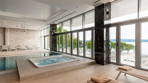Hotel Miramare - Ekskluzivni početak ljeta - Posebna akcija, Crikvenica, Hrvatska - 695 EUR - 3x noćenje u dvokrevetnoj Superior sobi za 2 osobe, Polupansion