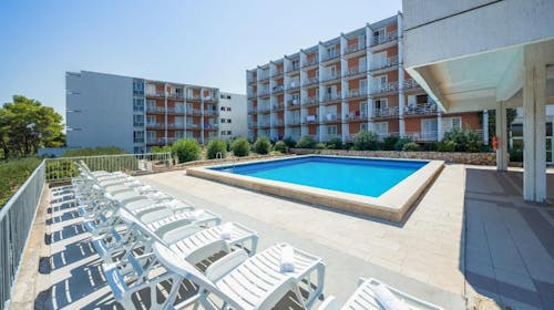 Hotel Hvar - All inclusive obiteljsko ljeto na Hvaru, Jelsa, otok Hvar, Dalmacija, Hrvatska - 430 EUR - 2x noćenje u Comfort dvokrevetnoj sobi s pomoćnim ležajem i balkonom (morska strana) za 2 osobe (1. dijete do 11,99 godina i 2. dijete do 2,99 godina besplatno), All Inclusive s uključenim pićem uz obroke