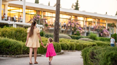 Aminess Vival Velaris Resort - Obiteljski odmor na Braču, Supetar, otok Brač, Dalmacija, Hrvatska - 282 EUR - 2x noćenje u dvokrevetnoj Superior sobi s balkonom (pogled park) za 2 osobe (1 dijete do 9,99 godina besplatno), Polupansion