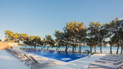 Hotel Punta Vodice - Obiteljsko all inclusive light ljeto s daškom wellnessa, Vodice, Dalmacija, Hrvatska - 292 EUR - 2x noćenje u dvokrevetnoj Standard sobi s balkonom morska strana za 2 osobe (1 dijete do 11,99 godina i 2. dijete do 2,99 godina besplatno), All inclusive light