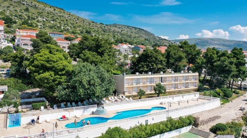 Hotel Val - Ljeto u Trogiru, Seget Donji, Trogir, Dalmacija, Hrvatska - 570 EUR - 7x noćenje u dvokrevetnoj Classic sobi (park strana) za 2 osobe (1. dijete do 2,99 godina i 2. dijete do 11,99 godina besplatno), Buffet doručak