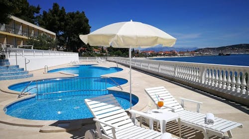 Hotel Val - Ljeto u Trogiru, Seget Donji, Trogir, Dalmacija, Hrvatska - 684 EUR - 7x noćenje u dvokrevetnoj Classic sobi (park strana) za 2 osobe (1. dijete do 2,99 godina i 2. dijete do 11,99 godina besplatno), Buffet doručak