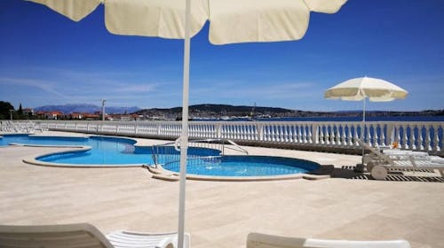 Hotel Val - Ljeto u Trogiru, Seget Donji, Trogir, Dalmacija, Hrvatska - 564 EUR - 5x noćenje u dvokrevetnoj Comfort sobi (morska strana) u depandansi za 2 osobe (1. dijete do 2,99 godina i 2. dijete do 11,99 godina besplatno), Buffet doručak