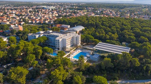 Family Hotel Adria - Obiteljska all inclusive jesen u Dalmaciji, Biograd na Moru, Dalmacija, Hrvatska - 273 EUR - 2x noćenje u dvokrevetnoj Comfort sobi s balkonom i pomoćnim ležajem za 2 osobe (1 dijete do 11,99 godina i dijete do 2,99 godina besplatno), All inclusive