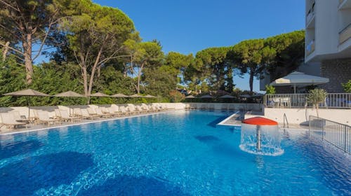Family Hotel Adria - Obiteljski all inclusive kraj ljeta u Dalmaciji, Biograd na Moru, Dalmacija, Hrvatska - 558 EUR - 3x noćenje u dvokrevetnoj Comfort sobi s balkonom i pomoćnim ležajem za 2 osobe (1 dijete do 11,99 godina i dijete do 2,99 godina besplatno), All inclusive