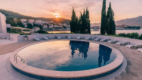 Aminess Younique Liburna Hotel - Obiteljska jesen na Korčuli, Korčula, Dalmacija, Hrvatska - 268 EUR - 2x noćenje u dvokrevetnoj Superior sobi s balkonom za 2 osobe (1 dijete do 9,99 godina besplatno), Polupansion