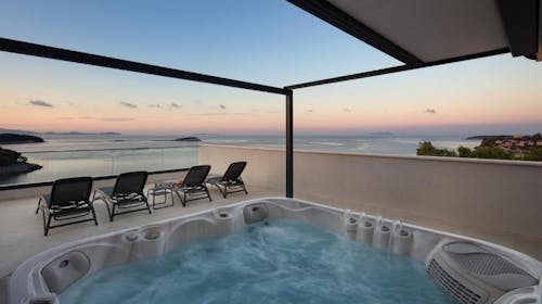 Aminess Alfir Hotel - Jesenski odmor na Korčuli, Korčula, Dalmacija, Hrvatska - 207 EUR - 2x noćenje u Premium suite s balkonom za 2 osobe (2 djece do 9,99 godina besplatno), Polupansion i uključeno piće uz večeru