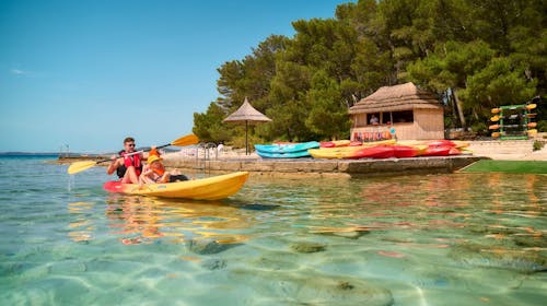 Pine Beach Pakoštane - Obiteljski all inclusive light odmor uz sport i prirodu, Pakoštane, Dalmacija, Hrvatska - 907 EUR - 3x noćenje u Comfort bungalovu (bez struje) za 3 osobe (2 djece do 3,99 godina besplatno), All inclusive light