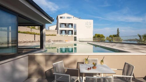 Aminess Alfir Hotel - Kraj ljeta na Korčuli, Korčula, Dalmacija, Hrvatska - 328 EUR - 2x noćenje u Premium suite s balkonom za 2 osobe (2 djece do 9,99 godina besplatno), Polupansion i uključeno piće uz večeru