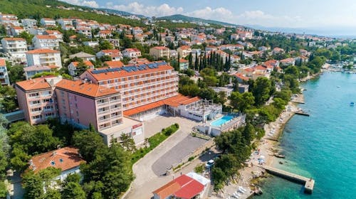 Mediteran Maradiso Hotel by Aminess - Obiteljska jesen u Crikvenici, Crikvenica, Hrvatska - 172 EUR - 2x noćenje u dvokrevetnoj Comfort sobi s balkonom za 2 osobe (1 dijete do 9,99 godina besplatno), Polupansion (buffet doručak i večera)