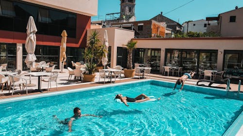 Hotel Borovnik - Ljeto u Dalmaciji - Standard soba, Tisno, otok Murter, Dalmacija, Hrvatska - 215 EUR - 2x noćenje u dvokrevetnoj Standard sobi za 2 osobe (1 dijete do 6,99 godina i 1 dijete do 1,99 godina besplatno), Polupansion