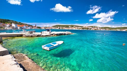 Hotel Borovnik - Obiteljsko ljeto u Dalmaciji - Superior obiteljska soba, Tisno, otok Murter, Dalmacija, Hrvatska - 738 EUR - 3x noćenje u Superior obiteljskoj sobi za 2 osobe (1 dijete do 11,99 godina, 1 dijete do 6,99 godina i 1 dijete do 1,99 godina besplatno), Polupansion