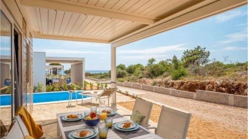 Terra Park Phalaris - Obiteljsko ljeto u savršenom kampu - Pinus Holiday Home s bazenom, Novalja, Pag, Dalmacija, Hrvatska - 1.935 EUR - 7x noćenje u Pinus Holiday Home s privatnim bazenom za do 5 osoba (4 odrasle osobe i 1 dijete do 11,99 godina), Korištenje privatnog grijanog bazena