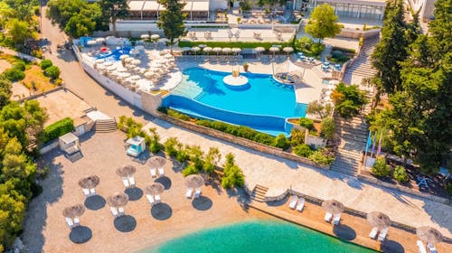 Aminess Vival Port9 Resort - Obiteljsko ljeto na Korčuli, Korčula, Dalmacija, Hrvatska - 715 EUR - 4x noćenje u dvokrevetnoj Superior sobi s balkonom strana park za 2 osobe (1 dijete do 9,99 godina besplatno), Polupansion