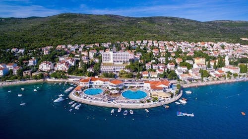 Hotel Katarina - Last minute ljeto u Selcu, Selce, Hrvatska - 1.349 EUR - 7x noćenje u Standard dvokrevetnoj sobi s balkonom za 2 osobe (1 dijete do 11,99 godina besplatno), Polupansion