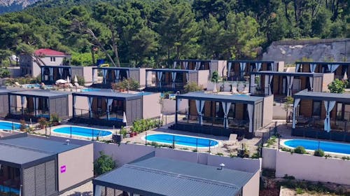 Park Villas by Morenia - Najam Deluxe kamping vile s privatnim bazenom, Podaca, Makarska rivijera, Dalmacija, Hrvatska - 2.325 EUR - 5x noćenje u kamping vili s privatnim grijanim bazenom za do 4 osobe, Korištenje hotelskih grijanih vanjskih bazena