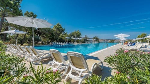 Bluesun Holiday Village Alan - Ljeto s punim pansionom u sjevernoj Dalmaciji, Starigrad Paklenica, Dalmacija, Hrvatska - 550 EUR - 2x noćenje u Standard dvokrevetnoj sobi s balkonom za 2 osobe, Puni pansion