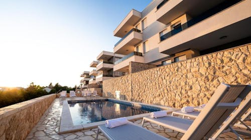 Meridian Pool Residences - Kraj ljeta na Pagu, Novalja, Pag, Dalmacija, Hrvatska - 1.380 EUR - 7x noćenje u dvosobnom apartmanu (4+2) za 6 osoba, Korištenje vanjskog bazena