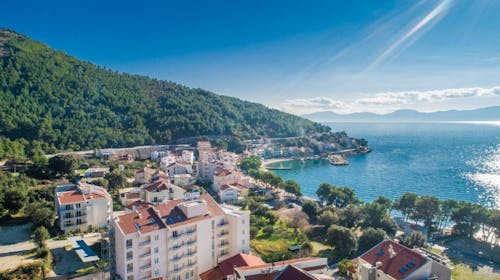 Hotel Bella Vista - Ljeto u Drveniku, Drvenik, Makarska rivijera, Dalmacija, Hrvatska - 1.386 EUR - 7x noćenje u dvokrevetnoj sobi pogled park za 2 osobe (1. dijete do 11,99 godina i 2. dijete do 2,99 godina besplatno), Polupansion (buffet doručak i večera)