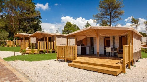 Santa Marina Boutique Camping - Premium glamping, Poreč, Istra, Hrvatska - 99 EUR - 2x noćenje u premium glamping šatoru s 2 spavaće sobe za do 5 osoba (4 odrasle osobe i 1 dijete do 11,99 godina), Posteljina i ručnici