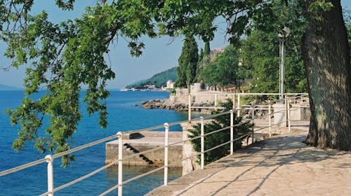 Hotel Park - Ljeto u Lovranu, Lovran, Hrvatska - 456 EUR - 3x noćenje u dvokrevetnoj Standard sobi za 2 osobe (1. dijete do 13,99 godina i 2. dijete do 2,99 godina besplatno), Polupansion (doručak i večera)