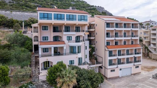 Hotel Adria - Ljetni odmor u Neumu, Neum, Bosna i Hercegovina - 383,50 EUR - 3x noćenje u trokrevetnoj sobi za 3 osobe (dijete do 7 godina besplatno), Doručak