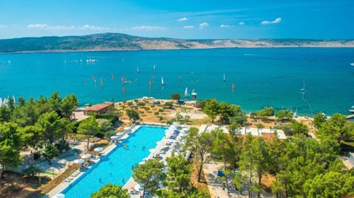 Bluesun Holiday Village Alan - Obiteljsko ljeto s punim pansionom u sjevernoj Dalmaciji, Starigrad Paklenica, Dalmacija, Hrvatska - 720 EUR - 2x noćenje u obiteljskoj sobi s balkonom za 2 osobe (2 djece do 13,99 godina besplatno), Puni pansion