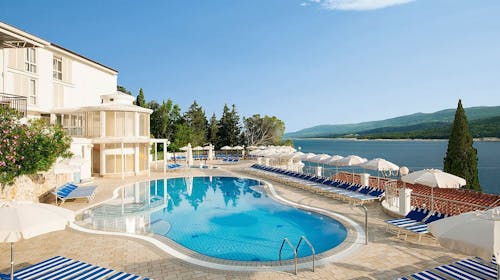 Valamar Sanfior Hotel - Vrhunsko obiteljsko ljeto u Rapcu, Rabac, Istra, Hrvatska - 633 EUR - 2x noćenje u sobi „Room for 2+1 Seaside“ za 2 osobe (1 dijete do 11,99 godina besplatno), Polupansion s uključenim bezalkoholnim negaziranim pićima iz šankomata tijekom obroka