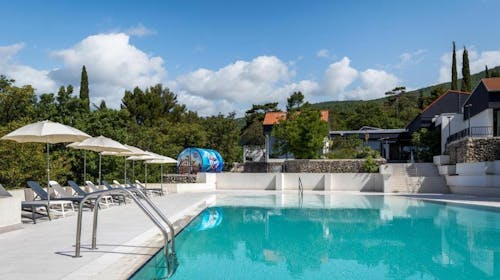 Holiday Resort Ad Turres - Last minute ljeto u Crikvenici - Posebna akcija, Crikvenica, Hrvatska - 499 EUR - 3x noćenje u Standard dvokrevetnoj sobi s balkonom (morska strana) za 2 osobe (1 dijete do 11,99 godina besplatno), Polupansion