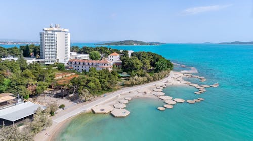 Villa Arausa - Obiteljsko all inclusive light ljeto - Posebna akcijska cijena, Vodice, Dalmacija, Hrvatska - 1.101 EUR - 5x noćenje u dvokrevetnoj Standard sobi s balkonom morska strana za 2 osobe (1 dijete do 11,99 godina i 2. dijete do 2,99 godina besplatno), All inclusive light