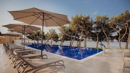 Villa Arausa - Obiteljsko all inclusive light ljeto - Posebna akcijska cijena, Vodice, Dalmacija, Hrvatska - 1.734 EUR - 7x noćenje u dvokrevetnoj Standard sobi s balkonom morska strana za 2 osobe (1 dijete do 11,99 godina i 2. dijete do 2,99 godina besplatno), All inclusive light